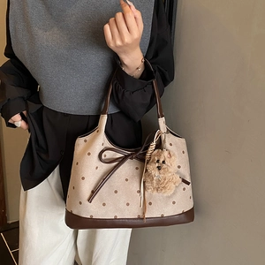 Borsa tote vintage a pois con finiture in pelle marrone e ciondolo a cucciolo