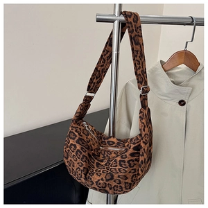 Detail van de verstelbare riem en metalen gesp op de hobo-tas met luipaardprint