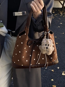Borsa tote retrò marrone a pois con finiture in pelle scamosciata e ciondolo a cucciolo