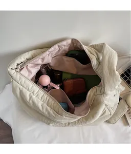 Detailansicht der beigen Tasche mit rosa Innenfutter und geräumigen Aufbewahrungsfächern