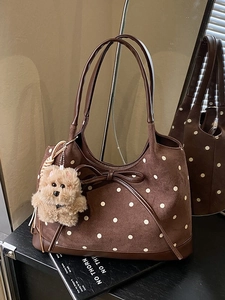Borsa tote vintage marrone a pois con manici in pelle e ciondolo a forma di cane