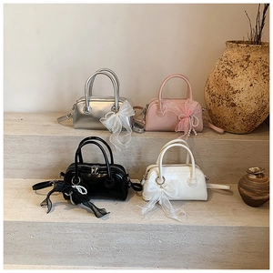 Sacs Boston mini en quatre couleurs avec nœud en organza et détail pendentif en perle