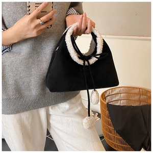 Détails de la texture suède mate et bordure en peau de mouton sur sac à main d'hiver