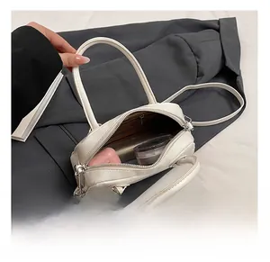 Vue intérieure montrant la capacité du sac à main blanc avec accessoires quotidiens