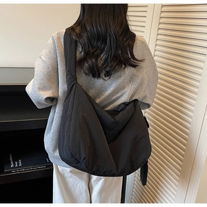 Makroaufnahme einer schwarzen Hobo-Tasche mit leichtem, wasserfestem Nylon-Gewebe