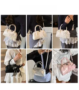 Détail du sac à main avec nœud en tulle blanc et décoration en perles élégantes