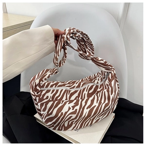 Detail van de canvas halve maan tas met zebraprint en metalen ringritssluiting
