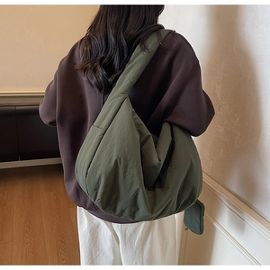 Detail der armygrünen Nylon-Beuteltasche mit kleiner Seitentasche und breitem Tragegurt