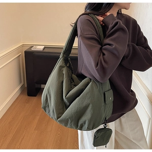 Olivgrüne Umhängetasche aus Nylon mit Mini-Zusatztasche und seitlichem Druckknopf