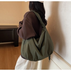 Detail der olivgrünen Nylon-Schultertasche mit großem Fassungsvermögen und Cloud-Falten-Design