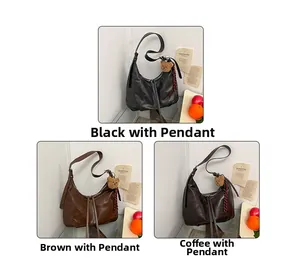 Comparaison détaillée des sacs hobo en noir, marron et café avec des charms oursons