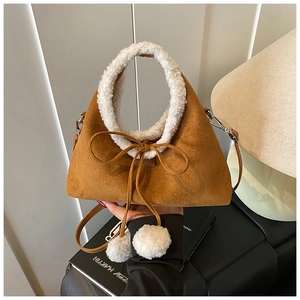 Vue détaillée du sac bandoulière en daim marron avec garniture en fausse fourrure blanche