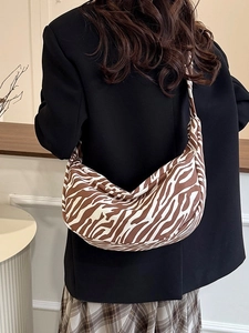 Bruine canvas hobo tas met zebraprint voor dames casual over de schouder gedragen