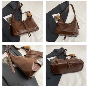 Détails du grand sac hobo en cuir marron avec pompon et breloque ours en peluche
