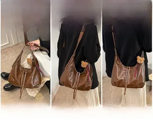 Sac hobo vintage marron en similicuir présenté en trois modes de transport