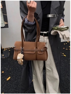 Sac Boston marron avec surpiqûres blanches et détail de breloque ours mignon