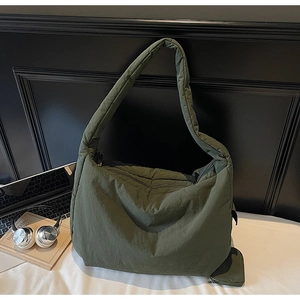 Detailaufnahme der olivgrünen Umhängetasche aus Nylon im Dumpling-Stil mit Etui