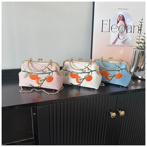 Gros plan sur d'élégantes pochettes brodées chinoises en rose, blanc et bleu