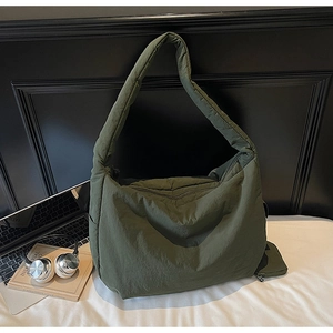 Detail der armeegrünen Nylon-Schultertasche mit gepolstertem Gurt und Seitentasche