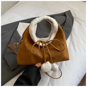 Sac à main en daim marron avec poignées en fourrure blanche et pompons décoratifs d'automne