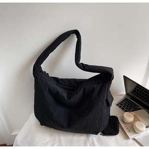 Makroaufnahme einer schwarzen Nylon-Tasche mit Laptop als Requisite für den Büro-Look