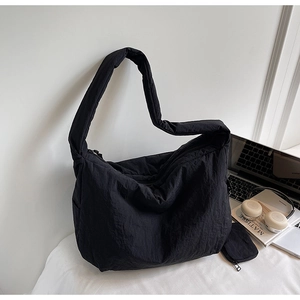 Große schwarze Hobo-Tasche mit Faltenstruktur und kleinem Beutel für den täglichen Bedarf
