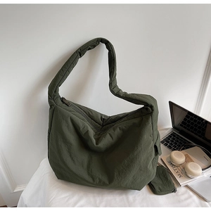Detailansicht der armeegrünen Nylon-Tasche mit Knitteroptik und kleinem Aufbewahrungsbeutel