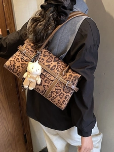 Sac Boston à imprimé léopard avec bandoulières en cuir et un joli porte-clés ours en peluche