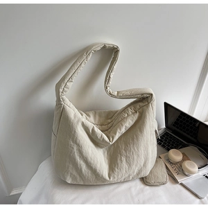 Detailansicht der großen gewaschenen Nylon-Hobo-Tasche in Beige mit Falten und Mini-Beutel