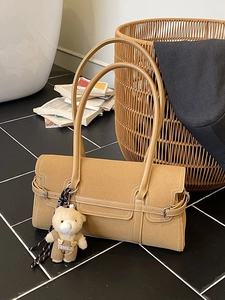 Sac Boston marron en daim avec bandoulière et breloque ours pour femmes