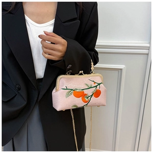 Sac à main brodé rose de style oriental avec motif kaki et bandoulière chaîne