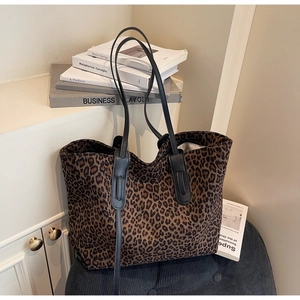 Gros plan d'un grand sac cabas léopard avec texture en velours brun et anses noires