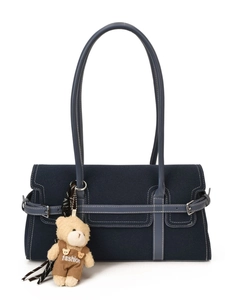 Sac Boston en daim bleu foncé avec coutures blanches et charm ours en peluche