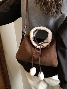 Sac à main en daim marron avec bordure en laine de mouton et pompons en peluche