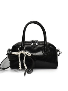 Sac bowling chic en cuir verni noir avec nœud en maille et charm perle pour femme