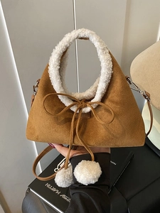 Sac en daim marron avec bordure en laine de mouton blanche et pompons pour l'automne hiver