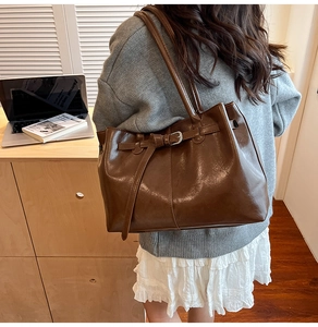 Détail du grand sac cabas vintage marron avec boucle décorative et finition brillante