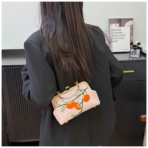 Sac à main brodé rose avec motifs d'agrumes et fermoir en métal doré vintage