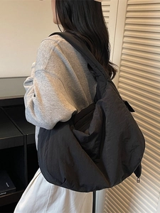 Große schwarze Crossbody-Tasche in Knödelform mit breitem Gurt aus gewaschenem Nylon