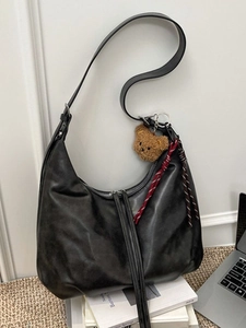 Sac Hobo en Cuir PU pour Femmes Grande Capacité Sac Cabas Rétro Sac à Épaule Avec Pendentif Ours Tendance Rue Sac Sous le Bras
