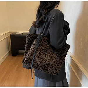 Détail du sac cabas en suédine léopard avec sa fine bandoulière noire élégante