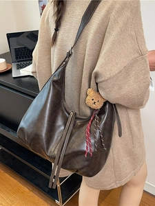 Grand sac hobo marron foncé en cuir mat avec pendentif ours et longue bandoulière