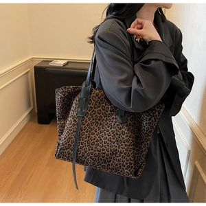 Vue détaillée du sac cabas léopard avec texture en tissu épais et anses en cuir noir