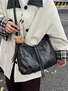 Sac hobo noir élégant en cuir avec de longs glands et un pendentif ours décoratif mignon