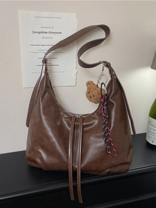 Sac hobo vintage marron avec breloque ours en peluche et finition en similicuir