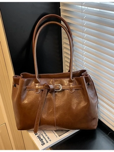Grand sac cabas rétro en similicuir marron avec boucle décorative et doubles anses longues