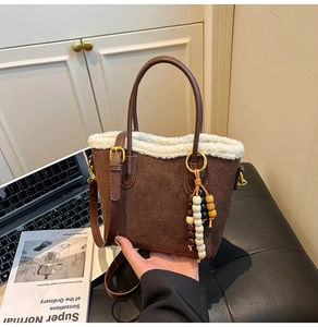 Sac seau en daim marron avec bordure en fourrure blanche et détail de breloque