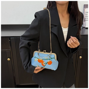 Détail de la broderie chinoise traditionnelle sur un sac à bandoulière bleu