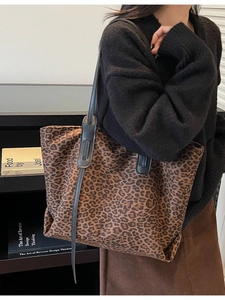 Grand sac cabas imprimé léopard avec bretelles noires pour un style automnal chic