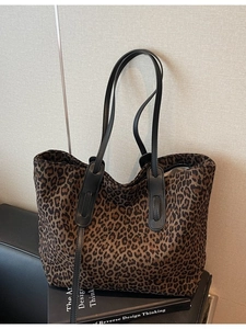 Grand sac cabas rétro à imprimé léopard en daim avec des lanières en cuir noir élégantes